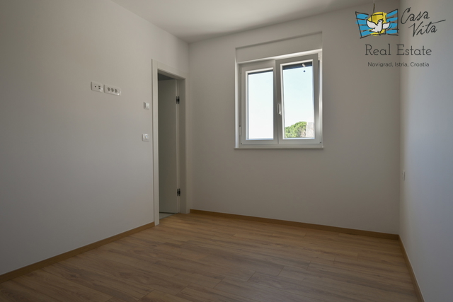 ISTRA, NOVIGRAD - Stan u prizemlju novogradnje sa bazenom!