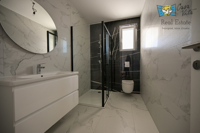 ISTRA, NOVIGRAD - Stan u prizemlju novogradnje sa bazenom!