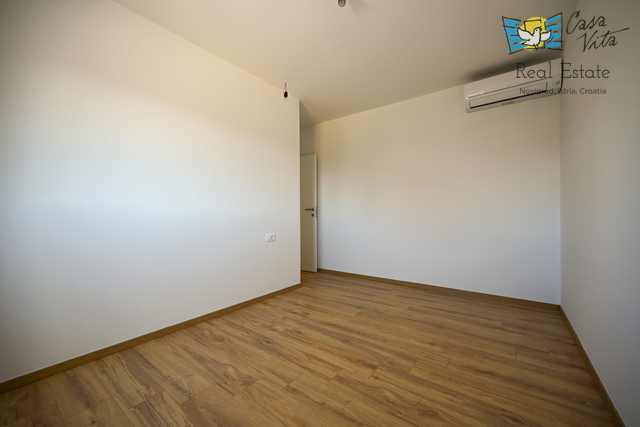 ISTRA, NOVIGRAD - Stan u prizemlju novogradnje sa bazenom!