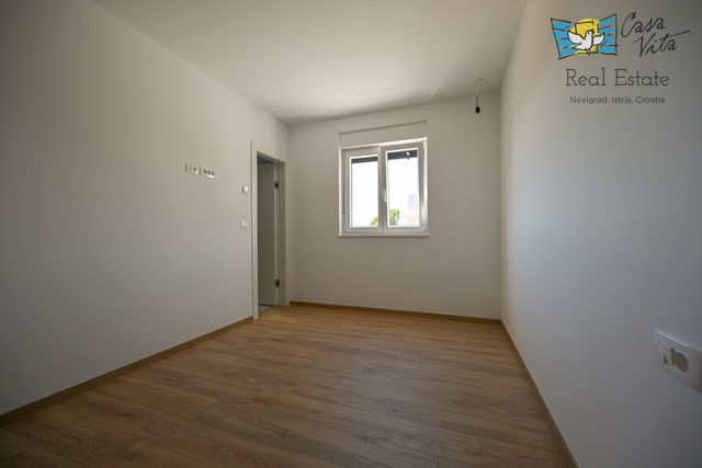 ISTRA, NOVIGRAD - Stan u prizemlju novogradnje sa bazenom!