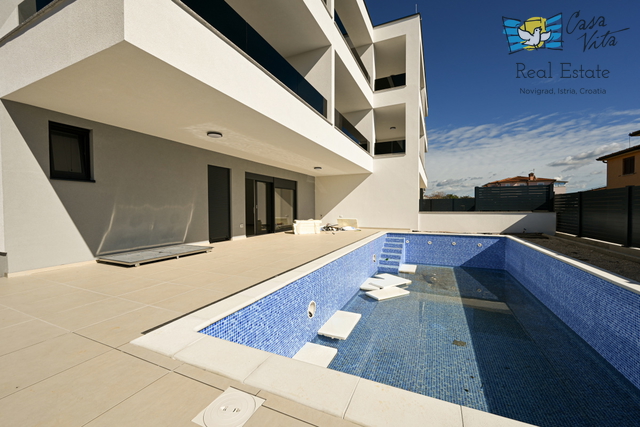 ISTRA, NOVIGRAD - Stan u prizemlju novogradnje sa bazenom!