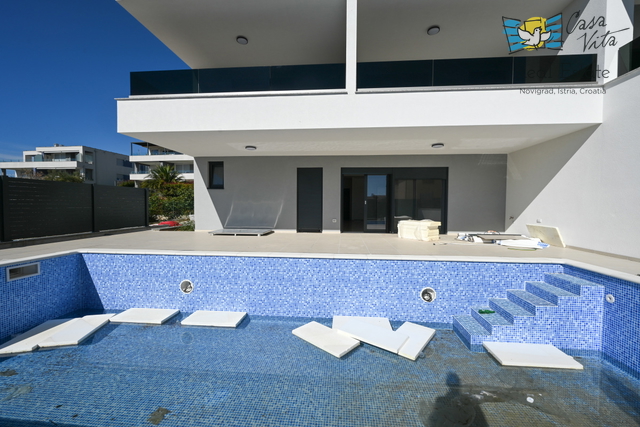 ISTRA, NOVIGRAD - Stan u prizemlju novogradnje sa bazenom!
