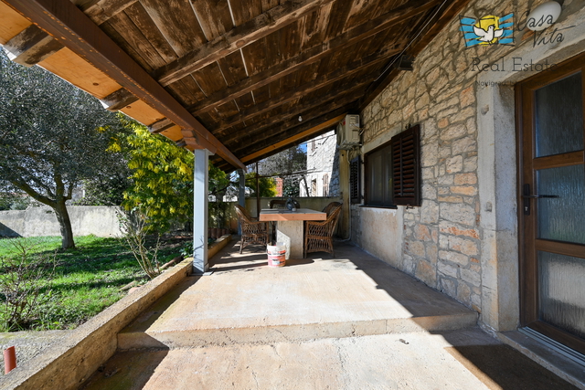 ISTRA, KAŠTELIR - Semi-detached house with yard!