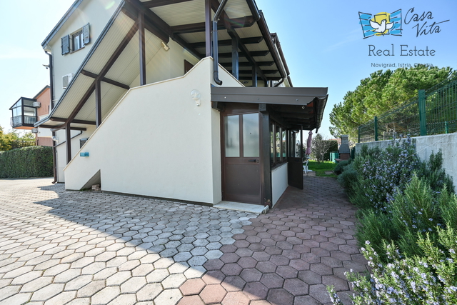 ISTRA, NOVIGRAD - casa a schiera con due appartamenti e garage