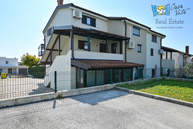 ISTRA, NOVIGRAD - casa a schiera con due appartamenti e garage
