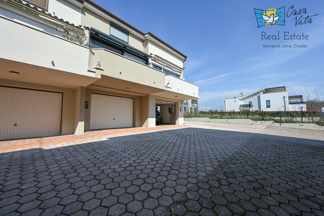 ISTRA, NOVIGRAD - casa a schiera con due appartamenti e garage