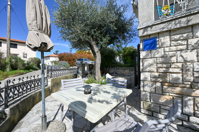 ISTRA, UMAG- Stan s dvorištem blizu mora i centra