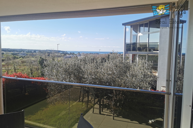 ISTRA, NOVIGRAD- stan za duži najam, s pogledom na more i garažom
