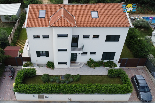 ISTRA, UMAG- Prostrana i kvalitetna kuća nedaleko Umaga