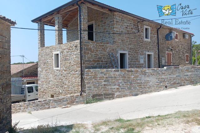 Kamnita hiša s pogledom na morje