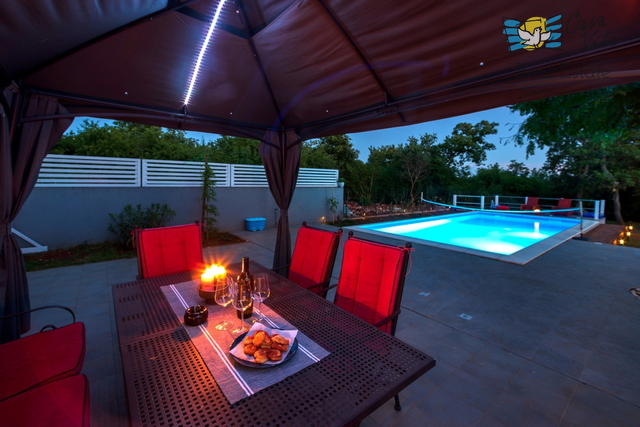 ISTRA, POREČ-Prostran stan u prizemlju sa vlastitim bazenom 2km od centra grada