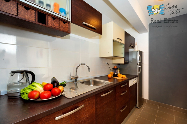 ISTRA, POREČ-Prostran stan u prizemlju sa vlastitim bazenom 2km od centra grada