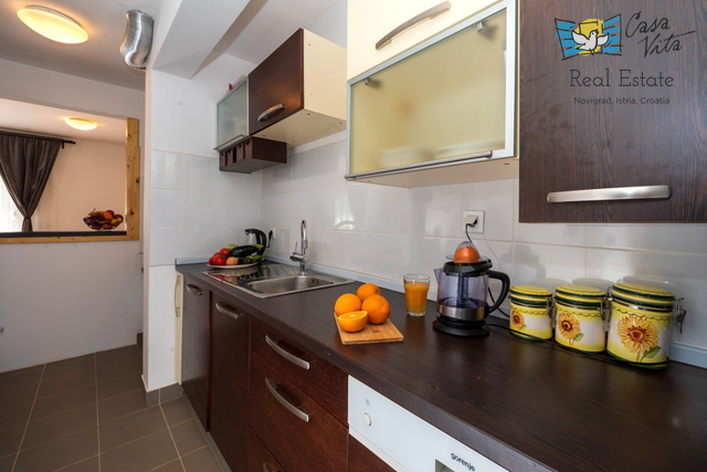 ISTRA, POREČ-Prostran stan u prizemlju sa vlastitim bazenom 2km od centra grada