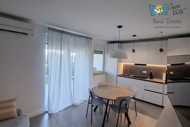 ISTRA, NOVIGRAD - Stan u prizemlju stambene zgrade 50m od mora!