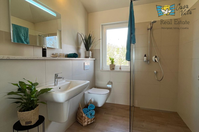 ISTRA, NOVIGRAD- Lijepa i kvalitetna kuća nedaleko Novigrada